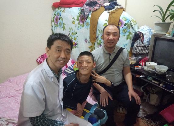 众德慈善基金会为脑瘫患儿捐赠辅助器械