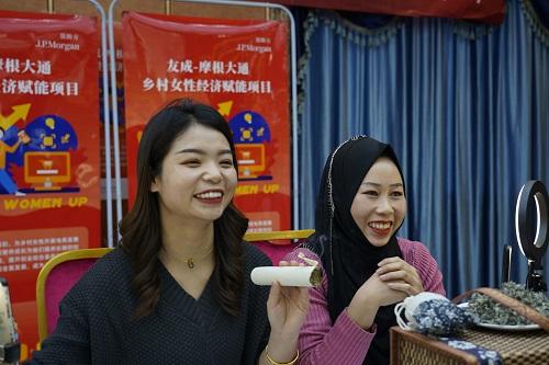 甘肃积石山班学员在进行直播带货练习1.jpg 甘肃积石山班学员在进行直播带货练习1.jpg