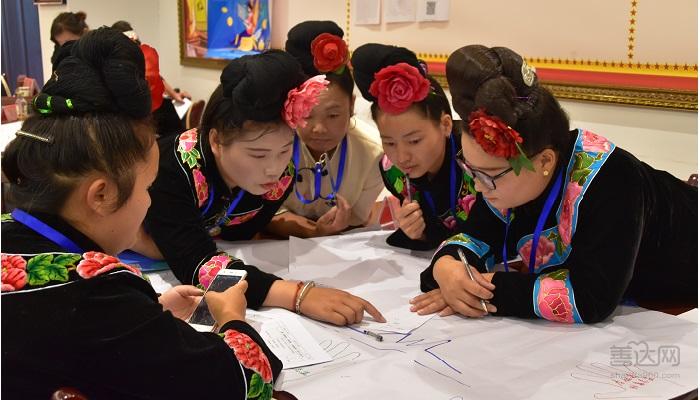 贵州雷山班学员在进行模拟开办公司练习.jpg 贵州雷山班学员在进行模拟开办公司练习.jpg