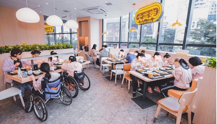 广州举办“大家开饭‘童’欢乐”公益活动陪伴特殊儿童